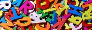 Losse gekleurde plastic letters door elkaar
