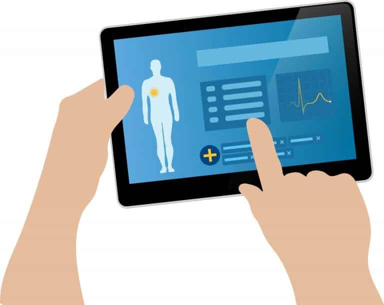 Handen bedienen een tablet met een medisch dossier en een hartslaggrafiek