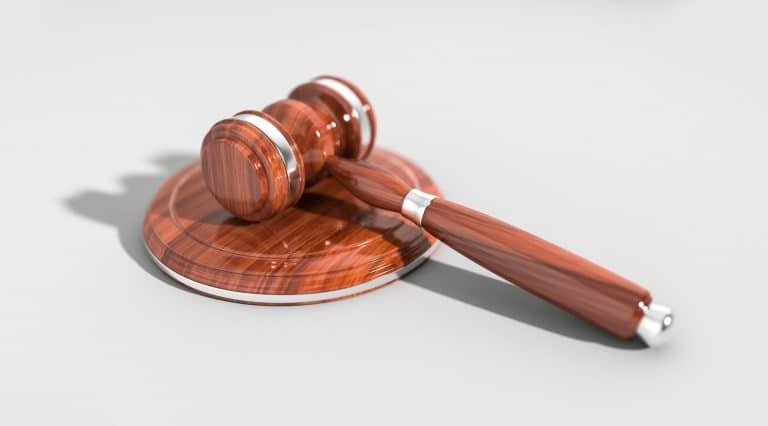 Houten rechtershamer op een witte ondergrond