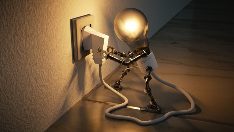 Figuurtje met een gloeilamp als hoofd dat zijn eigen stekker in het stopcontact steekt