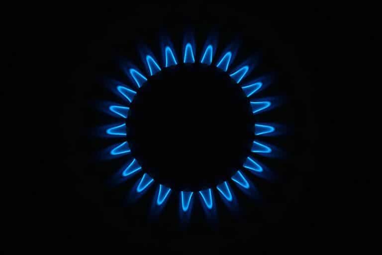 Blauwe vlammen van een gasbrander in het donker