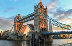 Tower Bridge in Londen met opengeklapte brugdelen boven de Theems