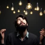 Man met donkere haren en ledlampen