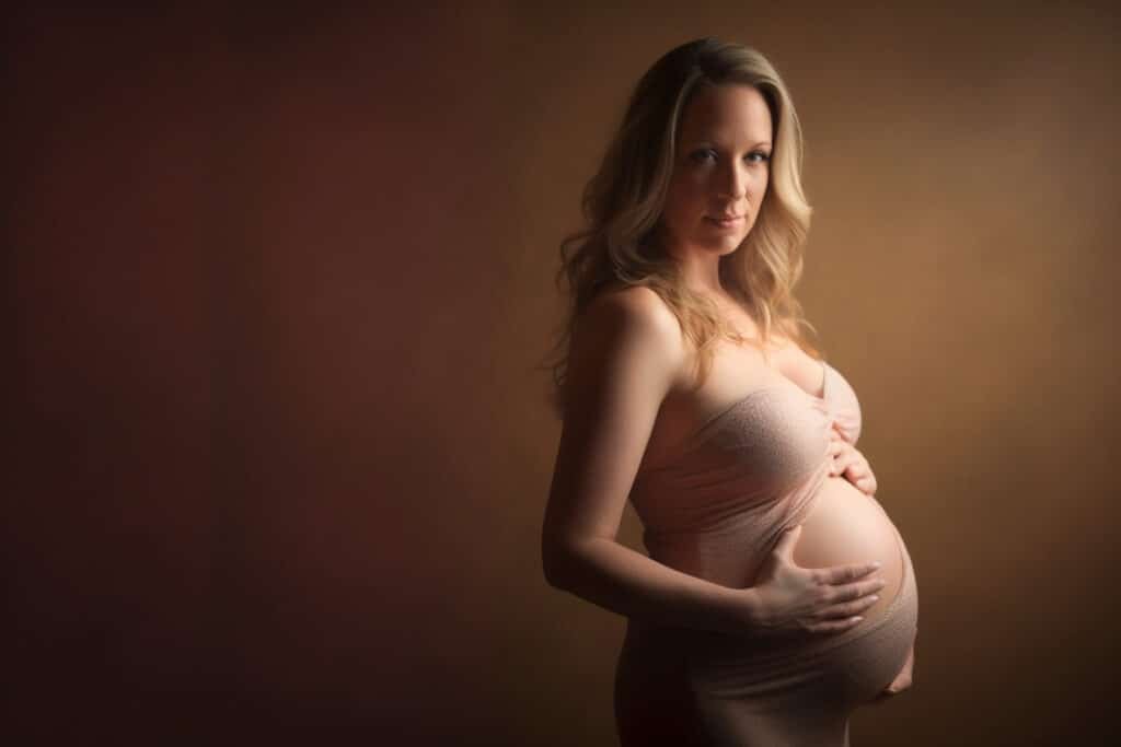 Zwangere vrouw met blond haar
