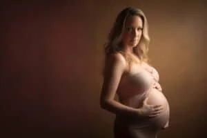 Zwangere vrouw met blond haar