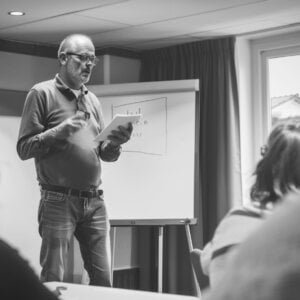 Man geeft een training aan groep mensen