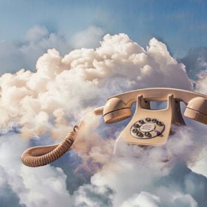 Cloud telefonie ouderwetse telefoon in wolken