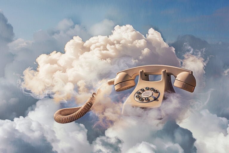 Cloud telefonie ouderwetse telefoon in wolken