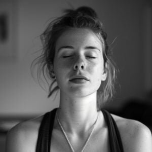 Vrouw die tot bezinning komt met Yoga