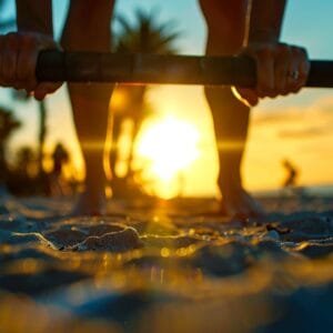 Iemand pakt halterstang op strand
