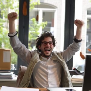 Een medewerker op kantoor die blij is
