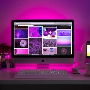 Computerscherm paars licht