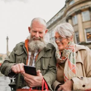 Man en vrouw kijken buiten op telefoon