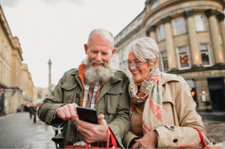 Man en vrouw kijken buiten op telefoon