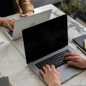 Twee computers tegenover elkaar