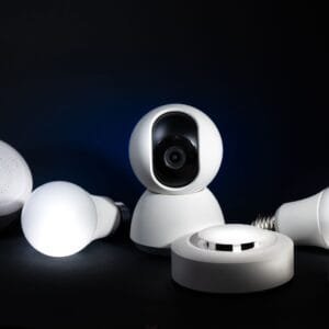 Camera, rookmelder en slimme lamp op een tafel