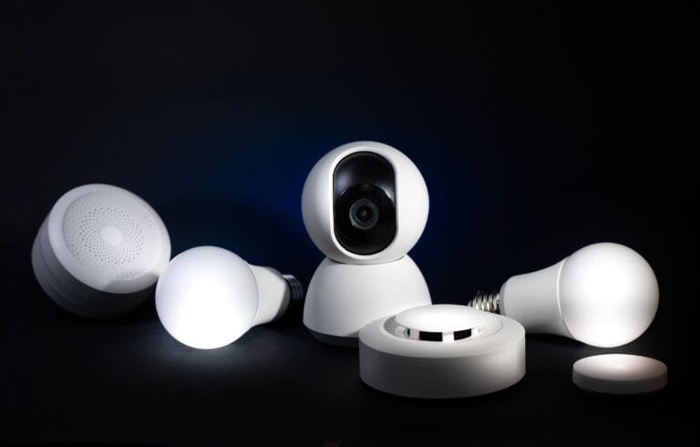 Camera, rookmelder en slimme lamp op een tafel