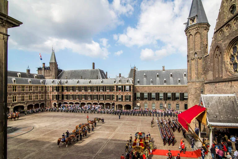 Erewacht en de Glazen Koets op het Binnenhof in Den Haag op Prinsjesdag
