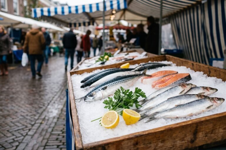 Verse makreel haring en zalmfilet liggen op ijs in de toonbank van een viskraam op de markt